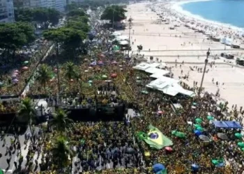 Rescatan a unas cien personas arrastradas por el viento en la playa de Copabacana