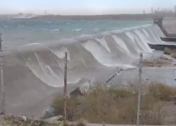 Por los fuertes vientos en El Nihuil desborda el lago al vertedero