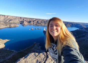 Una pareja “aventurera” viaja por el continente y está de paso por el sur mendocino