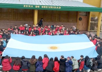 Gestionada por un matrimonio de ex alumnos: la Armada Argentina donó una bandera a la escuela Manuel Ignacio Molina