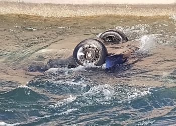 Tragedia: vehículo cayó al canal Marginal y falleció una mujer