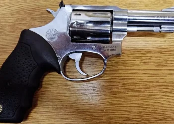 Tensión en una escuela de Maipú: un alumno blandió un arma de fuego frente a sus compañeros