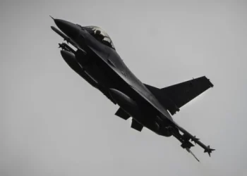Zelensky destituye a un comandante de la Fuerza Aérea tras la fatal caída de un avión F-16