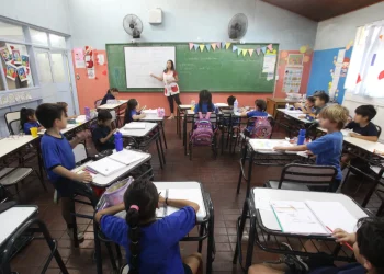Mendoza no prohibirá el uso de celulares en las aulas, pero adoptará una medida clave