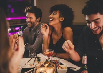 Salir a comer con desconocidos: cuánto sale y cómo es la experiencia que propone “combatir la soledad”