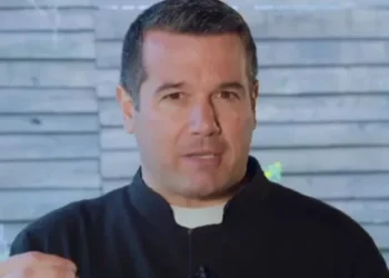 El cura señalado por impulsar visitas a genocidas en prisión debe presentarse en San Rafael para “arreglar su situación”