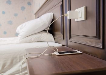 Riesgo: ¿Qué pasa si duermo al lado de un enchufe?