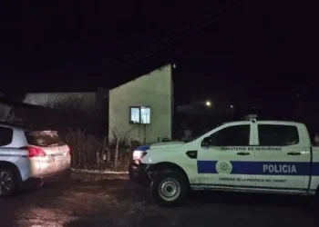 Conmoción en Chubut: Estaba en una reunión con amigos, salió al patio a fumar un cigarrillo y lo asesinaron a puñaladas