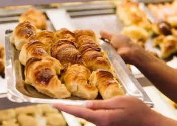 El Gobierno gasta $16 millones en medialunas y panes para los desayunos de Casa Rosada y Olivos