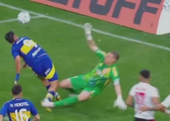 El ex árbitro Javier Castrilli afirmó que en la jugada en la que le anularon el gol a Boca hubo penal de Armani a Giménez