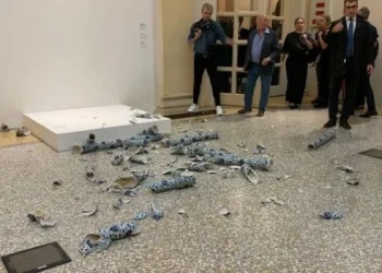 Un hombre destrozó una obra de Ai Weiwei en la inauguración de una muestra de arte en Italia