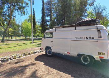 Son de Perú, viajan por el continente en una Kombi Volkswagen y visitan San Rafael