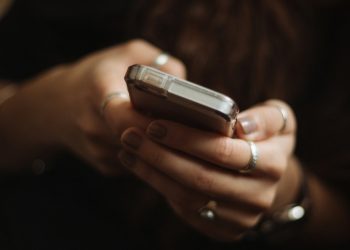 El celular acumula 10 veces más bacterias que el inodoro: cómo limpiarlo correctamente