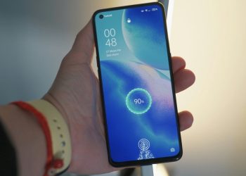 Gasto energético: cuánto consume el cargador del celular si queda enchufado sin uso