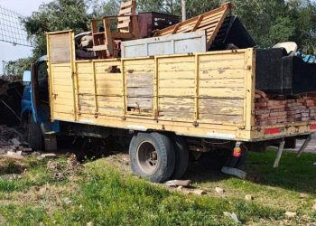 Camión se quedó sin frenos y chocó contra una pared: una mujer está grave