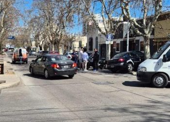 Accidente dejó un auto en la vereda