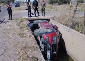 Conductor se descompuso y terminó con el auto en el canal