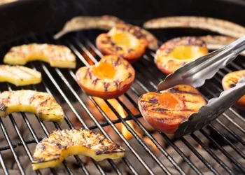Para acompañar el asado: el curioso postre que no sabías que podías preparar a la parrilla y es muy sabroso