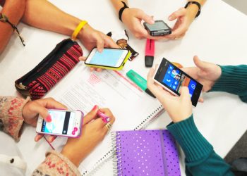 La DGE presentó una guía para padres sobre el uso responsable del celular en jóvenes: ¿de qué trata?