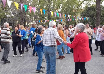 Se llevó a cabo un “Picnic” en la plaza San Martín y los abuelos recibieron la primavera con bailes y diversión