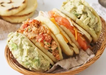 Receta de arepas venezolanas y 5 opciones de relleno imperdibles