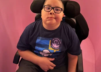 Tiene 8 años, le diagnosticaron un cáncer poco frecuente y necesita viajar a España para el tratamiento