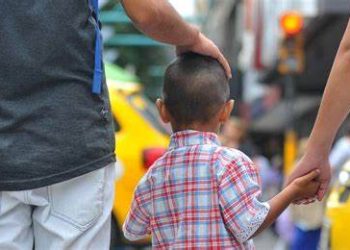 Crianza con amor: una guía para padres adoptivos en tiempos de cambio