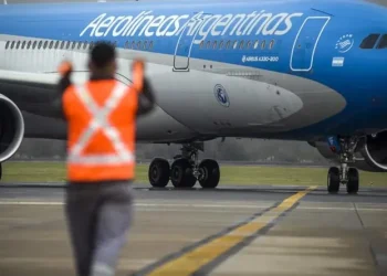 Aerolíneas Argentinas recortó 1.500 empleos y aseguró que redujo 70% su déficit operativo