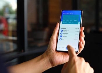 Billeteras virtuales: cuáles son los 5 errores al hacer transferencias que te puede traer problemas con la AFIP
