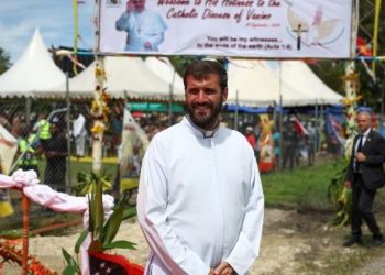 Sacerdote sanrafaelino misionero en Nueva Guinea junto al Papa Francisco