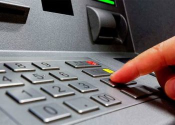 El error que cometen muchas personas en un cajero automático con el que te pueden vaciar la cuenta