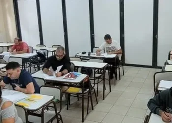 Mayores de 25 años que no terminaron el Secundario podrán estudiar una carrera: los requisitos