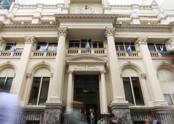 Jornada financiera: el riesgo país perforó los 1.300 puntos pero las reservas cayeron USD 2.000 millones por el cierre del mes