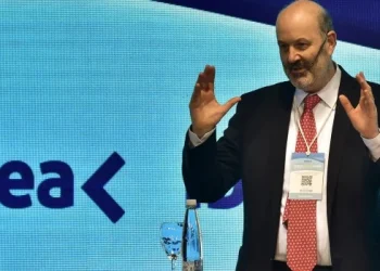 Sturzenegger a los empresarios: «No nos pidan más bajar impuestos, sino bajar el gasto»