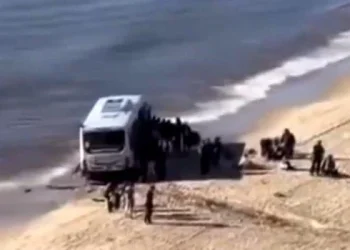 Accidente en Montevideo: perdió el control, atravesó la rambla y terminó en la orilla de la playa