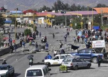 Trece policías resultaron heridos en Bolivia tras enfrentar a manifestantes que cortaban una ruta en apoyo a Evo Morales