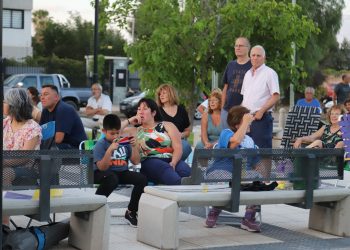 Impulsan cargadores solares para dispositivos móviles y WiFi gratis en plazas sanrafaelinas