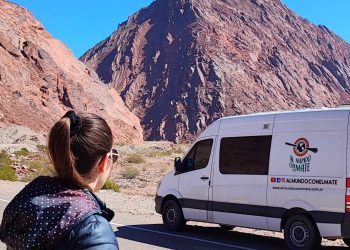 Son ingenieros agrónomos y dejaron todo para recorrer el país en motorhomes y vender mates