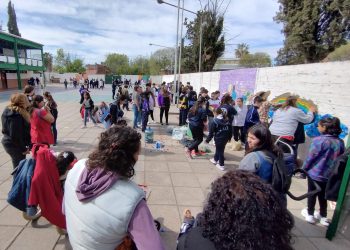 Alumnos sanrafaelinos hicieron un “mural con tapitas” que recolectaron en el barrio