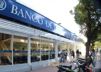 Jubilados a los que les “cortaron” el pago en el Correo viajan más de 20 kilómetros para percibir sus haberes