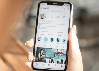 Qué significan FOMO y JOMO: los comportamientos en las redes sociales que afectan a los jóvenes