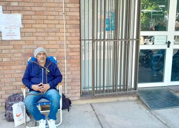 Vecino protestó frente a Edemsa en reclamo de una conexión eléctrica de un desarrollo inmobiliario privado