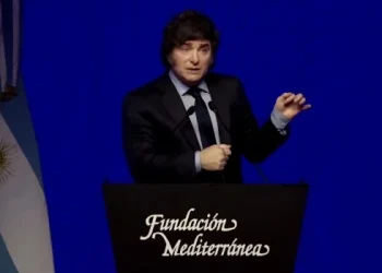 Ante el círculo rojo, Milei criticó a Raúl Alfonsín: “Lo muestran como el padre de la democracia y fue partidario de un golpe”