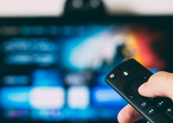 Cuidar los electrodomésticos: por qué no conviene desenchufar la televisión sin antes apagarla