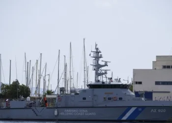 Dos muertos al hundirse un barco de migrantes frente a una isla griega