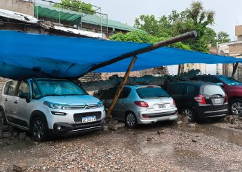 Derrumbe de una pared en playa de estacionamiento daña seriamente cuatro vehículos