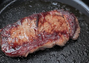 El desopilante truco que usó una chica para que la carne no se achicara al cocinarse: «Tortura medieval»