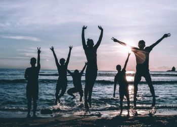 Según Harvard, hay tres tipos de amistad: cuáles son y qué las diferencia