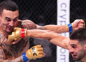Brutal KO de Topuria ante Max Holloway