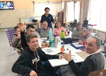 Estudiantes visitaron los hogares de Rama Caída y entregaron donaciones